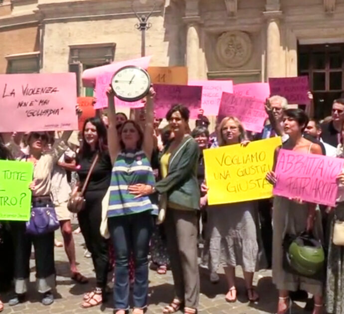 “La molestia non è goliardia, palpeggiare è violenza”: il flash mob di Pd e Differenza Donna sotto Montecitorio