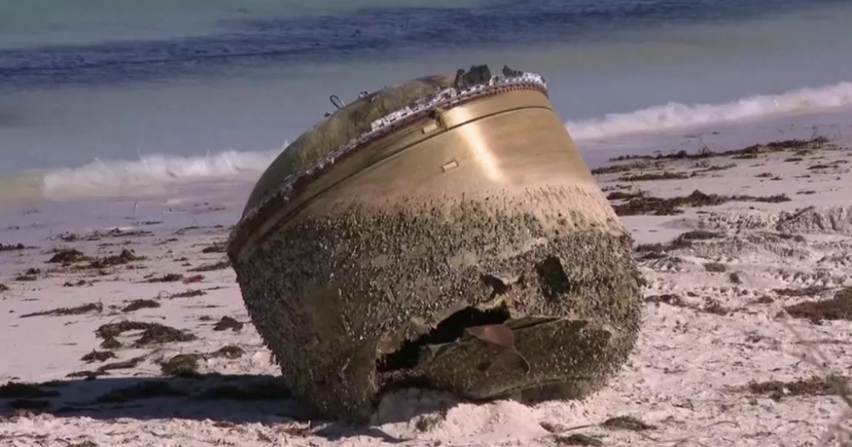 Enorme oggetto misterioso compare sulla spiaggia: “Potrebbe essere il serbatoio di un razzo”