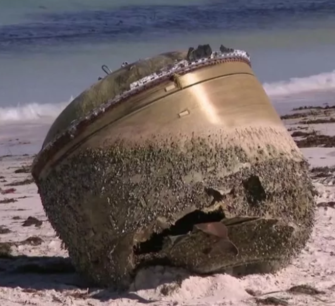 Enorme oggetto misterioso compare sulla spiaggia: “Potrebbe essere il serbatoio di un razzo”
