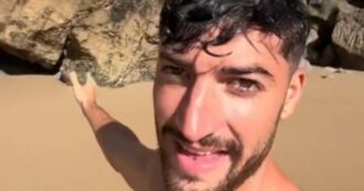 Copertina di Titkoker racconta i “brividi” di fare bagno nudo ma l’ombra lo tradisce. I fan scatenati: “Attenti al serpente” – VIDEO