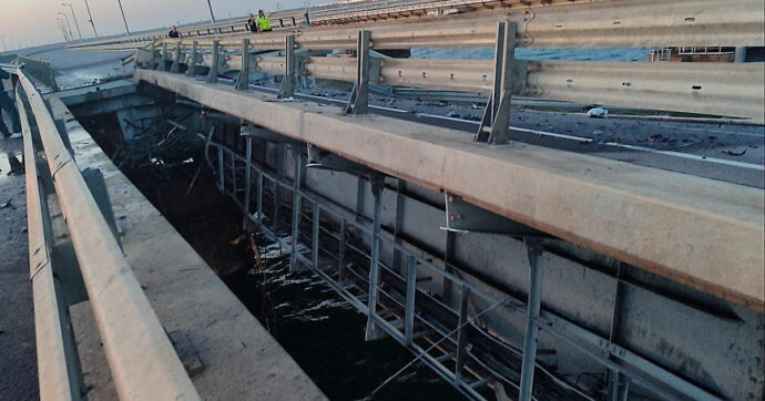 Ucraina, la diretta – Esplosioni sul ponte di Crimea: due morti. Putin: “Crimine insensato, risponderemo”. Mosca: “Scaduto l’accordo sul grano ucraino”