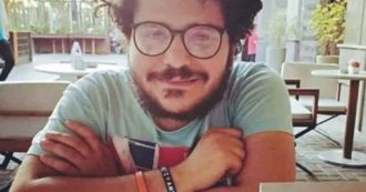 Copertina di Patrick Zaki condannato a tre anni in Egitto. Portato via dopo il verdetto, l’avvocato: “Dovrà scontare altri 14 mesi”