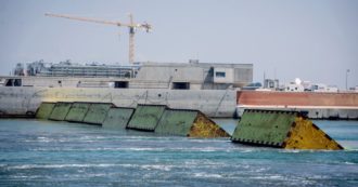 Copertina di Il paradosso del Mose: salva Venezia dalle maree, ma sta distruggendo l’ecosistema della laguna. “Evitare le chiusure non necessarie”