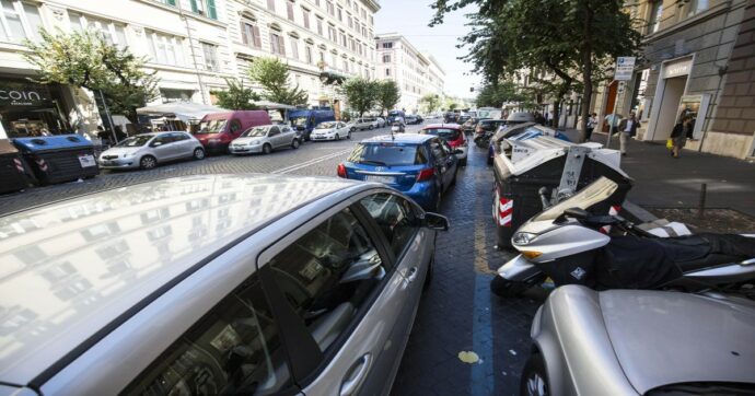 Roma, parcheggia il suv sullo scivolo per disabili. Al ritorno la scoperta della vendetta “creativa”