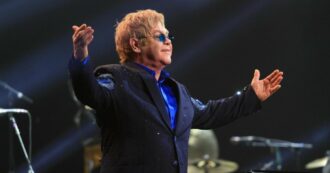 Copertina di Elton John testimonia in difesa di Kevin Spacey nel processo per violenza sessuale