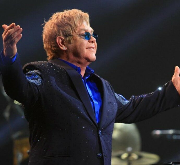 Elton John, dal suo pianoforte a coda alle opere di Banksy e i suoi iconici occhiali da sole: ecco tutti i 900 oggetti che ha deciso di vendere all’asta
