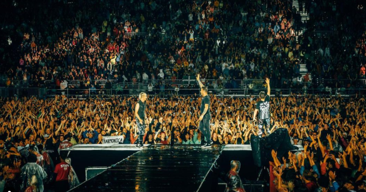Caldo record, i Muse cambiano l’orario del concerto a Roma e lanciano un appello ai fan: “Vi preghiamo di prendervi cura gli uni degli altri”