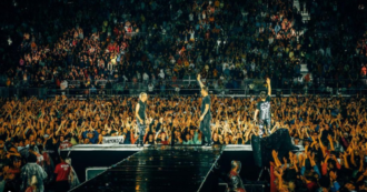 Copertina di Caldo record, i Muse cambiano l’orario del concerto a Roma e lanciano un appello ai fan: “Vi preghiamo di prendervi cura gli uni degli altri”