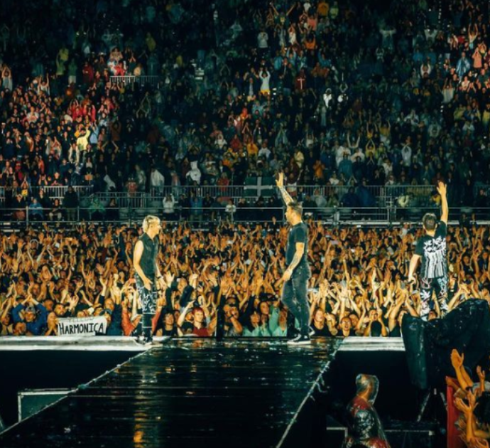Caldo record, i Muse cambiano l’orario del concerto a Roma e lanciano un appello ai fan: “Vi preghiamo di prendervi cura gli uni degli altri”