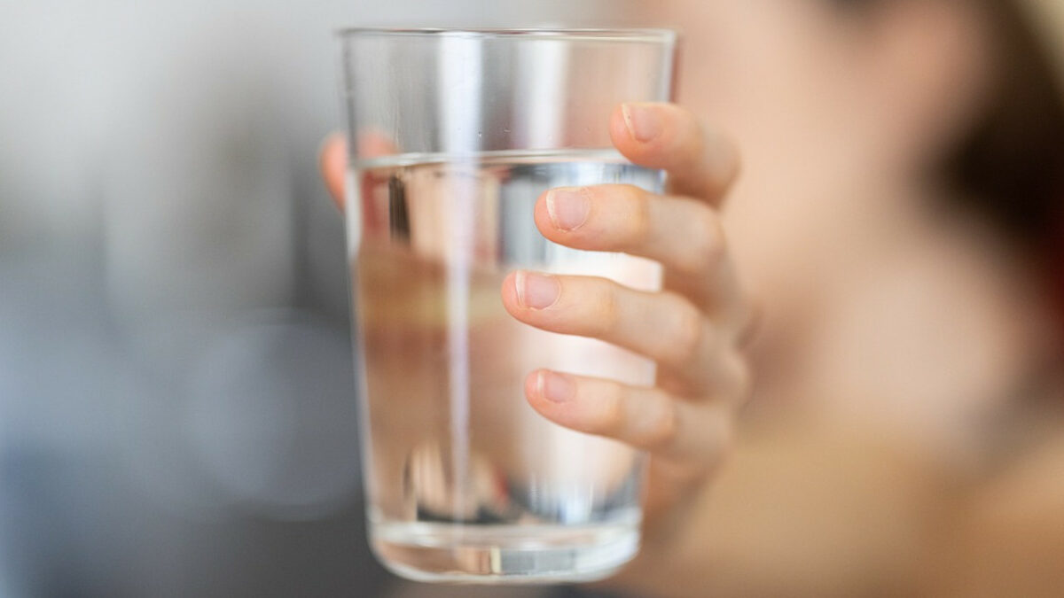 Acqua minerale richiamata dal ministero della Salute, il batterio che preoccupa: controllate lotto e scadenza