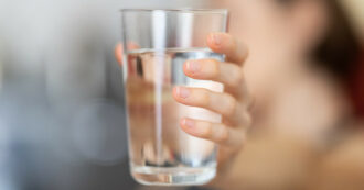 Copertina di 35enne muore per “intossicazione d’acqua”: ha bevuto 2 litri in 20 minuti