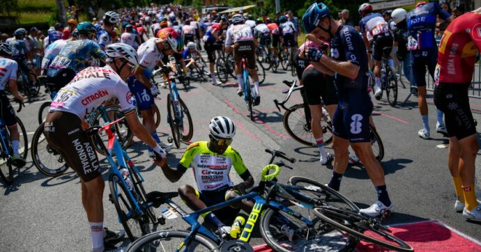 Tour de France, per fare una foto fa cadere mezzo gruppo: perché (per ora) non è sotto accusa