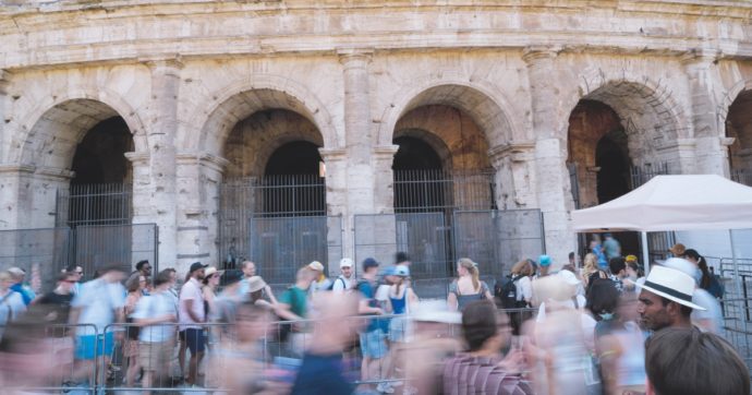 Copertina di Bagarini, sfregi e inchieste: estate d’inferno al Colosseo