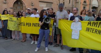 Copertina di Bologna, manifestazione per Patrick Zaki. Il coro di colleghi, amici e attivisti: “Continuiamo la nostra lotta”