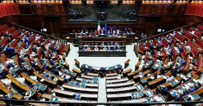 La maggioranza (con Azione e Italia viva) boccia la direttiva Ue anticorruzione. Insorge l’opposizione: “Sconcertante”