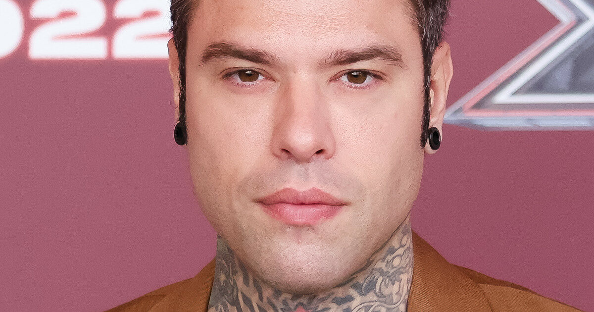 Fedez e la corsa in ospedale, cos’è e come si manifesta l’ulcera anastomatica: “Difficoltà di alimentazione, dolori, raramente ematemesi”