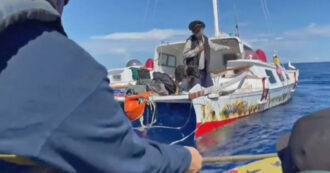 Copertina di Due mesi alla deriva nel Pacifico: il video del salvataggio del marinaio e del suo cane. Ecco la loro reazione
