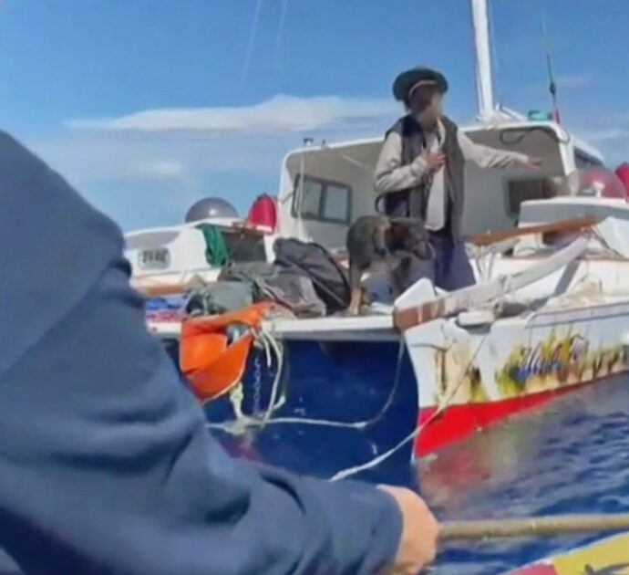Due mesi alla deriva nel Pacifico: il video del salvataggio del marinaio e del suo cane. Ecco la loro reazione