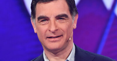 Copertina di “Anni fa, stressatissimo dalle mie vicende private, ebbi un attacco di panico in aereo. Non sapevo cosa fosse e reagii strappandomi i vestiti. Il peggior ricordo di lavoro? La Vita in Diretta”: parla Tiberio Timperi