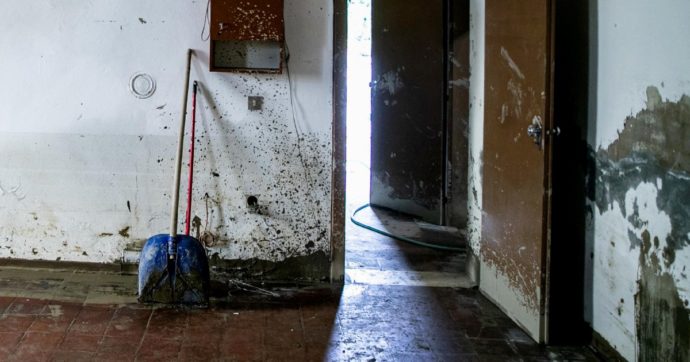 Copertina di Alluvione in Romagna, i dannati del fango costretti a svender casa