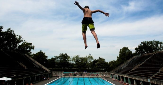 Berlino, risse nelle piscine comunali: “Tutta colpa degli immigrati musulmani”