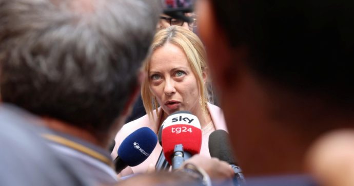 Meloni molla Marina Berlusconi. Forza Italia minaccia: “La faremo ballare…”