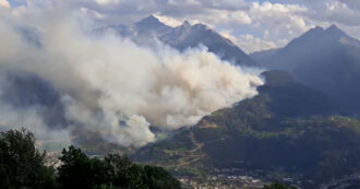 Copertina di Maxi incendio in Valle d’Aosta, a fuoco i boschi di Aymavilles: evacuate la frazione di La Camagne e una casa di riposo – Video