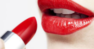 Copertina di Il rossetto è tossico? L’allarme degli esperti: “Chi non esce mai senza metterlo se ne mangia anche un chilo e con esso anche squame di pesce e sostanze nocive”
