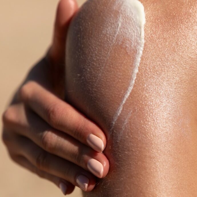 Dermatologi furiosi contro vip e influencer: “Fanno disinformazione mortale affermando che la protezione solare è tossica e più cancerogena del sole”