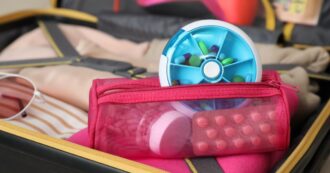 Copertina di Ecco i farmaci indispensabili da mettere in valigia per le vacanze e come conservarli al meglio