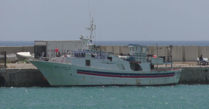 Oltre 5,3 tonnellate di cocaina sequestrate su un peschereccio in Sicilia: fermato l’equipaggio