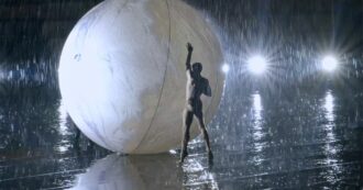 Copertina di La pioggia non ferma Roberto Bolle all’Arena di Verona: la performance sotto l’acqua è ancora più suggestiva
