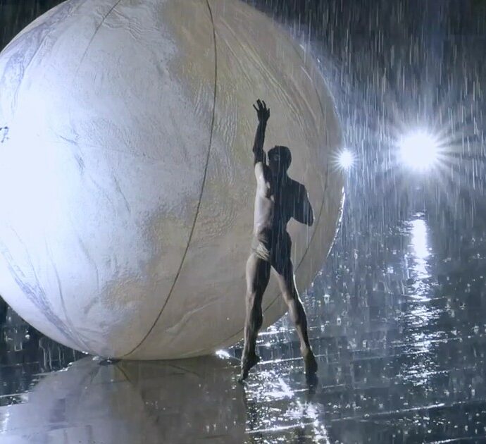 La pioggia non ferma Roberto Bolle all’Arena di Verona: la performance sotto l’acqua è ancora più suggestiva