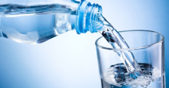 Copertina di L’acqua frizzante fa male? E cosa c’è davvero dentro le acque funzionali e aromatizzate? L’esperto fa chiarezza