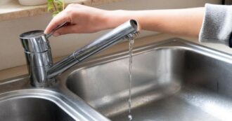 Copertina di Sondrio vieta di bere l’acqua del rubinetto: “Usatela solo dopo averla bollita o per lavarvi”. Caccia alle scorte: scaffali dei market vuoti
