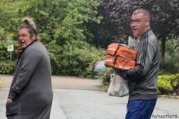 Copertina di Ordinano una cena a casa e chiedono al fattorino del ristorante aspettare un attimo per i soldi. Ma spariscono nel nulla