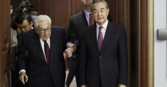 Copertina di La missione di Kissinger in Cina, l’ex segretario di Stato a 100 anni accolto come “amico” a Pechino: “I nostri Paesi sono al bivio”