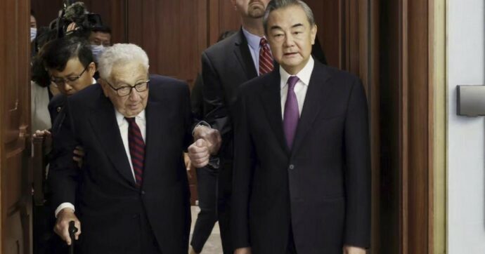 La missione di Kissinger in Cina, l’ex segretario di Stato a 100 anni accolto come “amico” a Pechino: “I nostri Paesi sono al bivio”