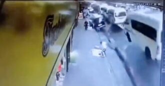Copertina di Johannesburg, esplosione sotterranea nel centro della città solleva la strada e fa saltare in aria un minibus: un morto