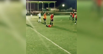 Copertina di Sparatoria in diretta durante la partita di calcio: assassinato uno dei due allenatori