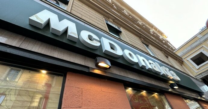 A Bari scioperano i lavoratori di McDonald’s: “Temperature oltre 40 gradi e nelle cucine non c’è un impianto di condizionamento adeguato”