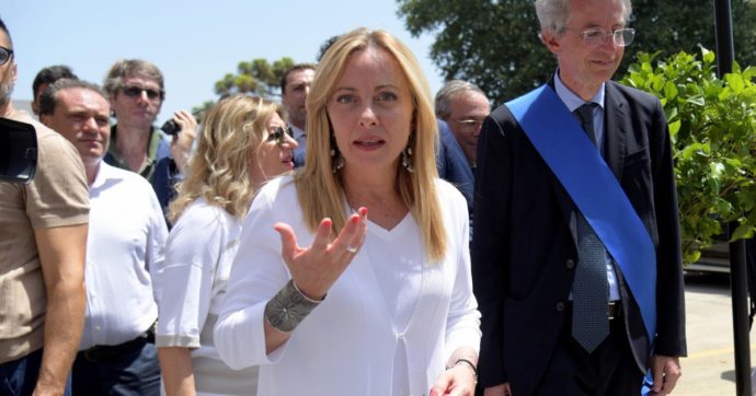 Il trucchetto sul salario minimo: Meloni “sfotte” anche i lavoratori