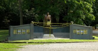 Copertina di Blitz di Extinction Rebellion, gli attivisti avvolgono la statua di Indro Montanelli con del nastro: “Aria pericolosa per la salute”