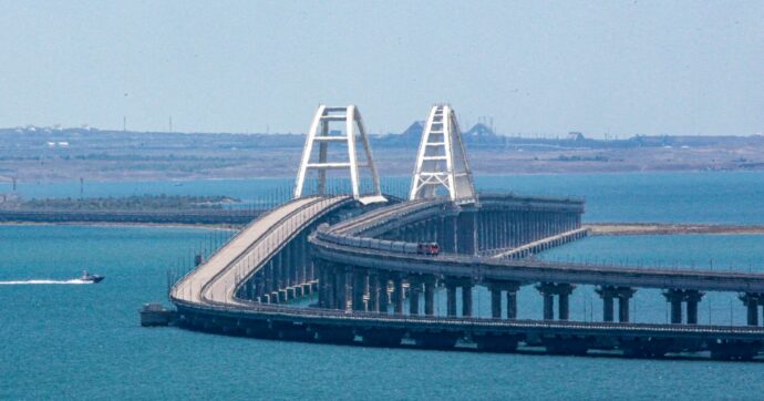 Reporter di Ria Novosti “ucciso da bombe a grappolo”. Attacchi ucraini in Crimea, chiuso e riaperto il ponte che la collega alla Russia.