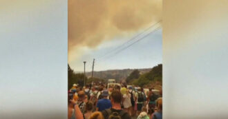 Copertina di Rodi, i turisti evacuati da spiagge e resort: i video dall’isola in fiamme