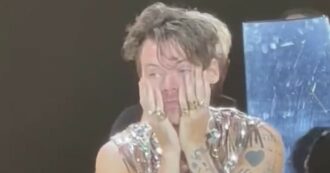 Copertina di Nuovo look per Harry Styles: si rasa i capelli e sfoggia il taglio al concerto degli U2. I fan scioccati