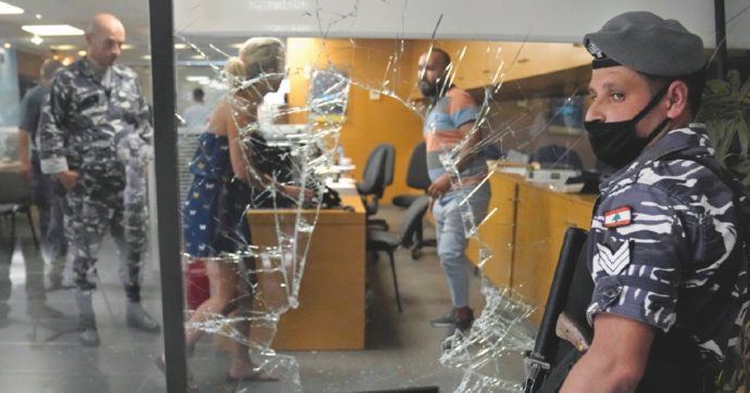Libano. Paese in bancarotta: i correntisti si fanno rapinatori
