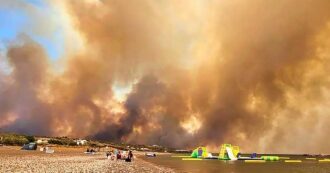 Copertina di Isola di Rodi, l’incendio è fuori controllo: 30mila persone salvate. “La più grande evacuazione mai avvenuta in Grecia”