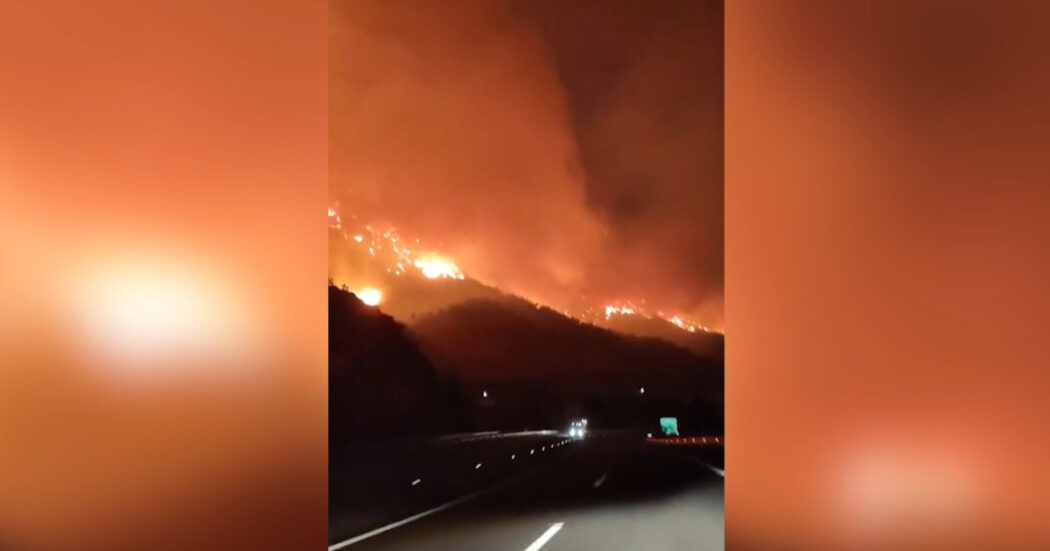 Incendio a Corfù, le fiamme nella notte lambiscono case e strade: evacuate migliaia di persone – Video