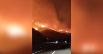 Copertina di Incendio a Corfù, le fiamme nella notte lambiscono case e strade: evacuate migliaia di persone – Video